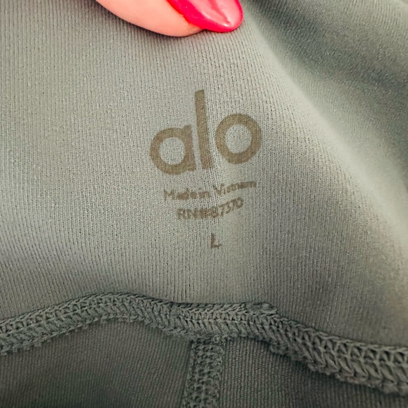 NWT Alo Elevate High Waisted Capri Leggings in Concrete, Size L - Picture 10 of 10